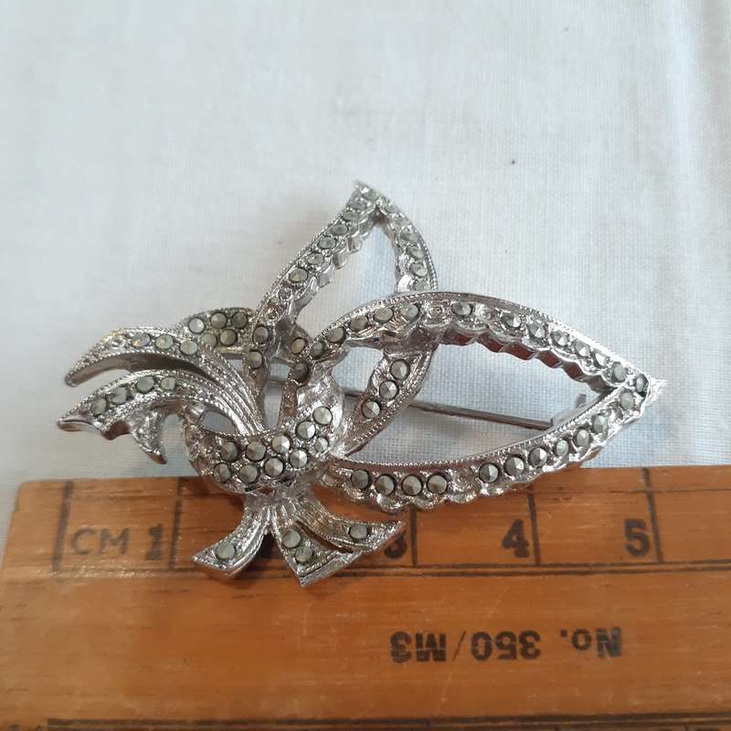 Marcasite brooch - silver metal with leaves