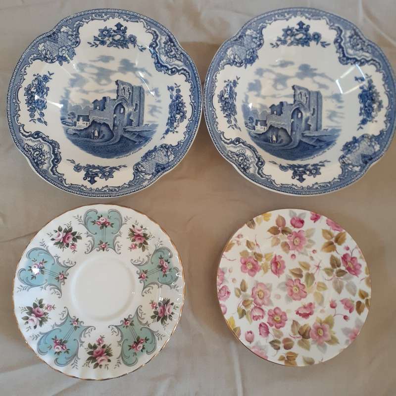2 Royal Albert saucers - 2 Johnson Bros bowls  Good condition