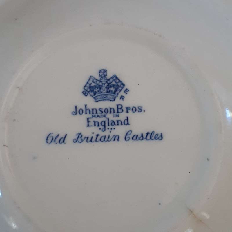 2 Royal Albert saucers - 2 Johnson Bros bowls  Good condition
