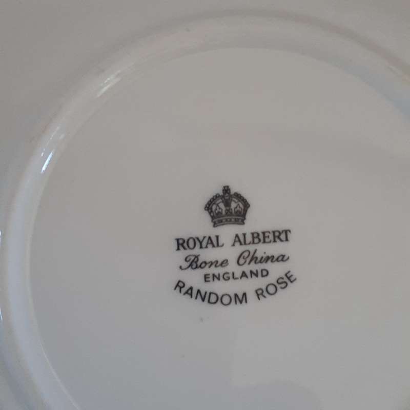 2 Royal Albert saucers - 2 Johnson Bros bowls  Good condition