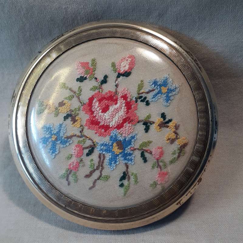 Kigu power compact with petit point on the lid