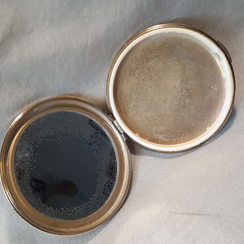Kigu power compact with petit point on the lid