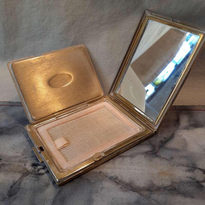 Kigu powder compact gold tone Inscribed Hetty