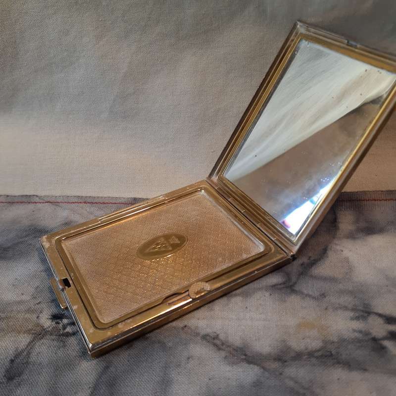 Kigu powder compact gold tone Inscribed Hetty
