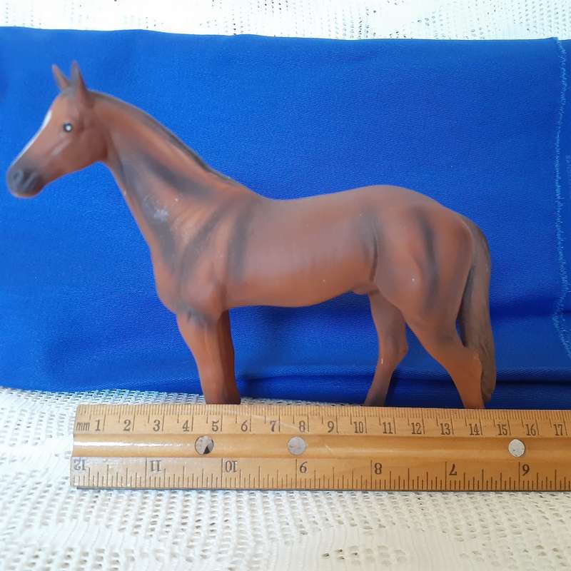 Horse ornament.  Thoroughbred.  Matt glaze  no repairs