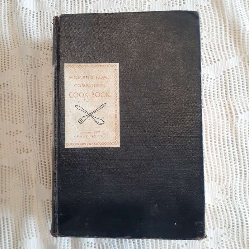 American vintage cook book -1946 edition - Womens home companion cook book 949 pages