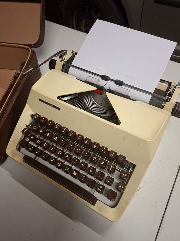 Facit portable typewriter in sturdy case - working - Swedish