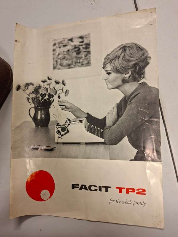 Facit portable typewriter in sturdy case - working - Swedish