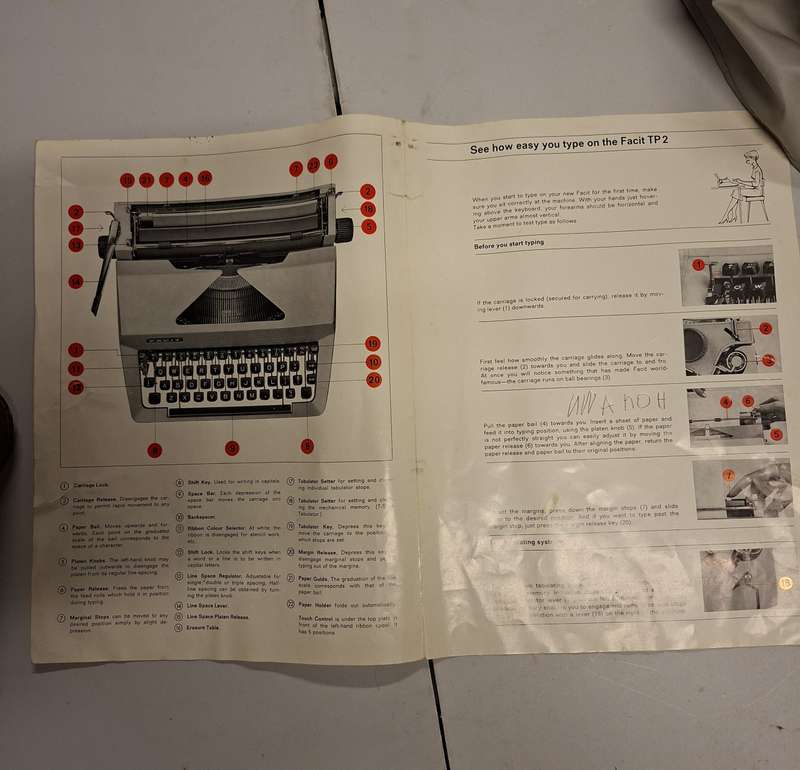 Facit portable typewriter in sturdy case - working - Swedish