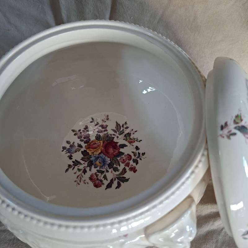 Wedgewood footed bowl with lid.   Floral designs  Swansea England Patrician USA