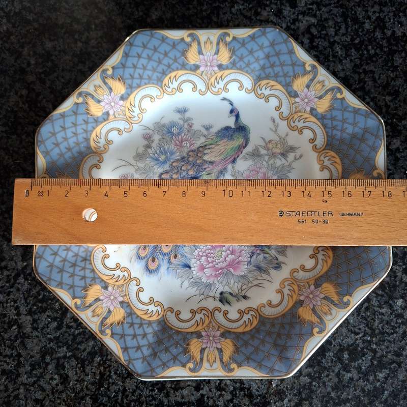 Pretty Chinese plate with peacock 18 cms - imari style - blue and white