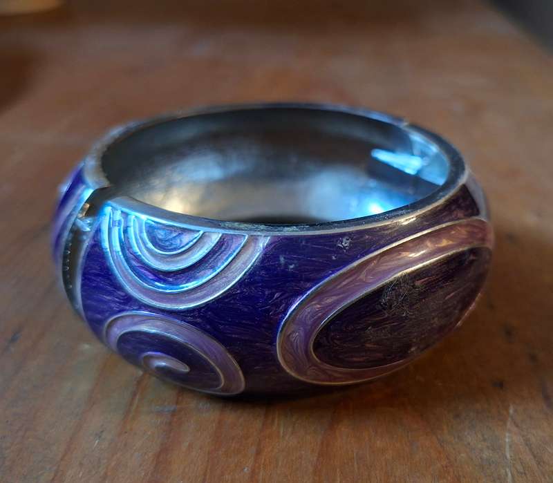 Vintage enamel spring clip clamper bulls eye bracelet.   Cloisonne look Excellent condition