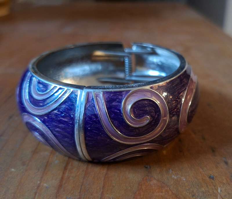 Vintage enamel spring clip clamper bulls eye bracelet.   Cloisonne look Excellent condition