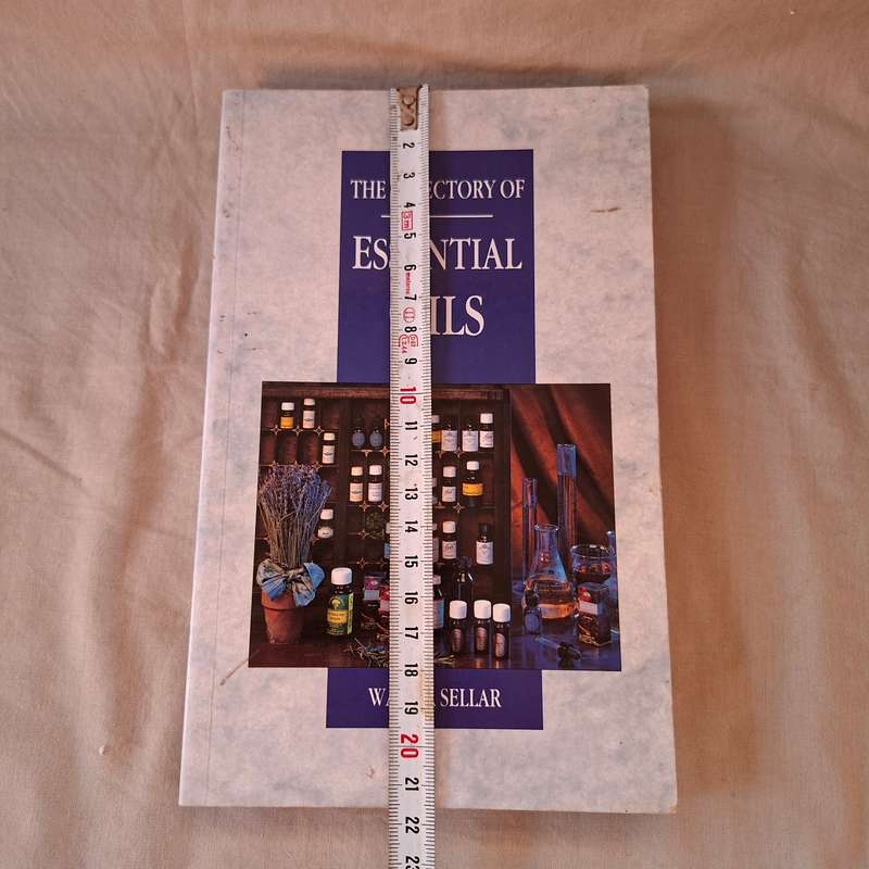 The Directory of Essental Oils Wanda Sellar - soft cover - 1992