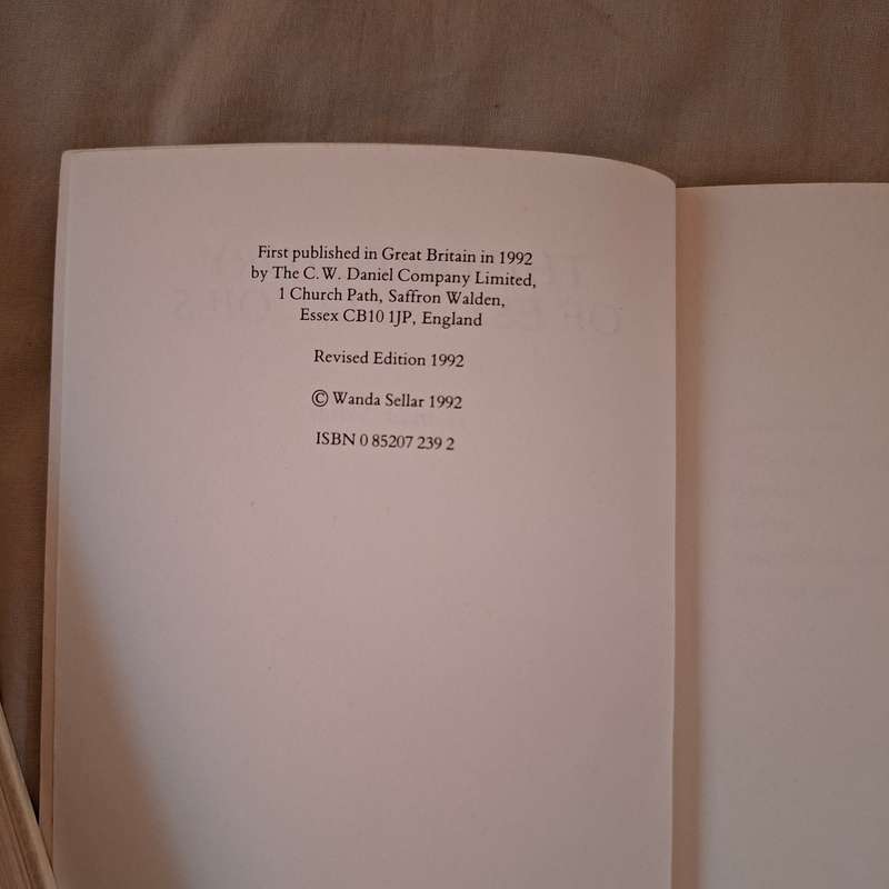 The Directory of Essental Oils Wanda Sellar - soft cover - 1992