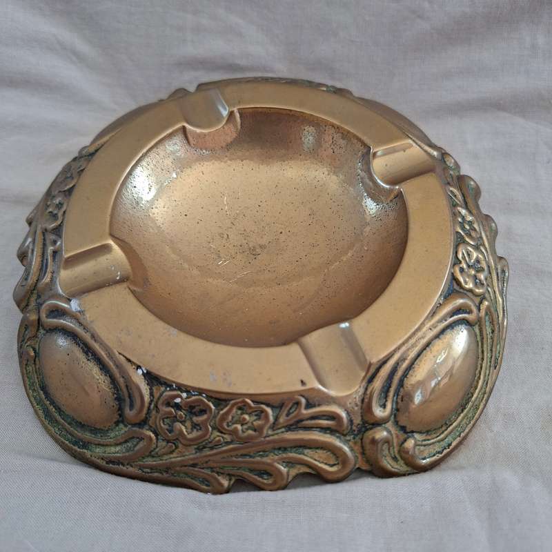 Ashtray - heavy cast brass    .75 Kg  Scrolls and flowers