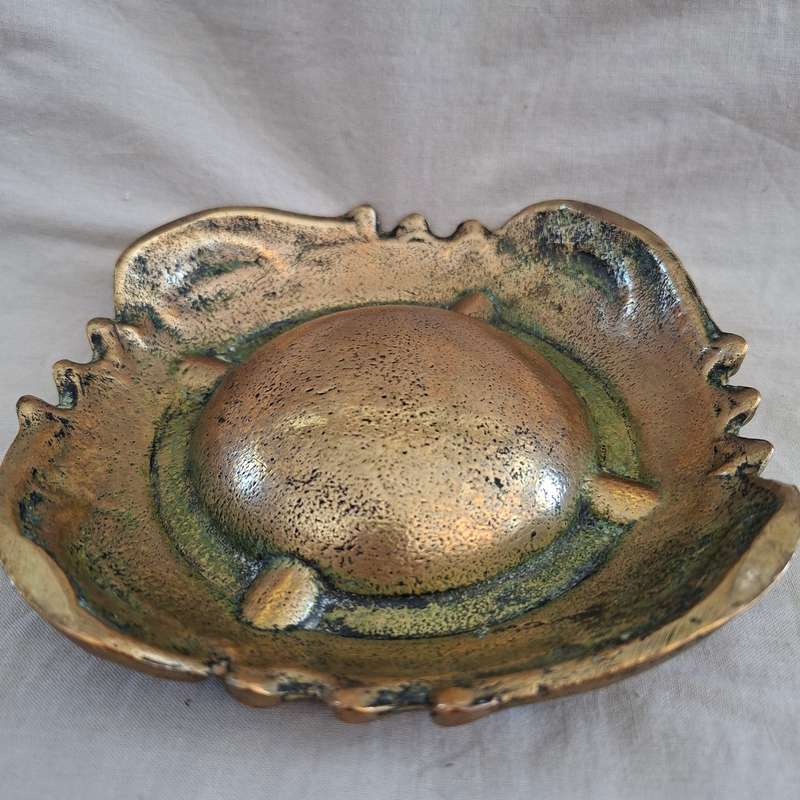 Ashtray - heavy cast brass    .75 Kg  Scrolls and flowers