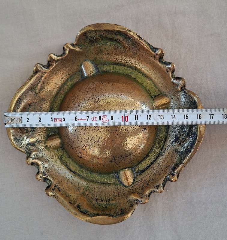 Ashtray - heavy cast brass    .75 Kg  Scrolls and flowers
