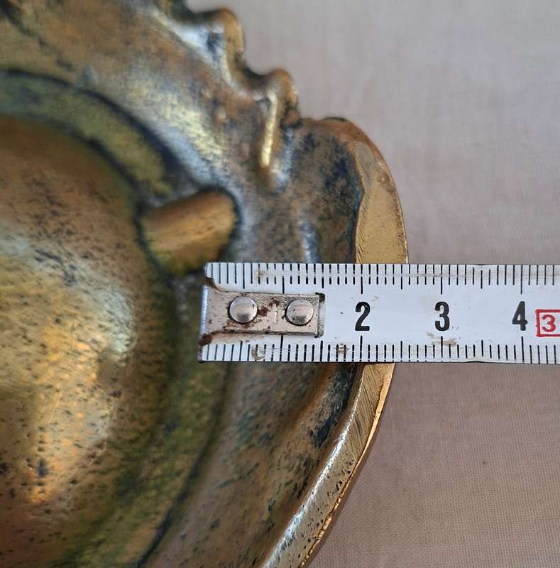 Ashtray - heavy cast brass    .75 Kg  Scrolls and flowers