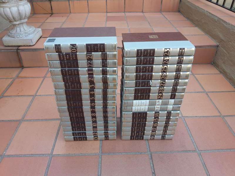 A 20th Century USA Set of Twenty Nine (29) Funk and Wagnalls New Encyclopaedia Books