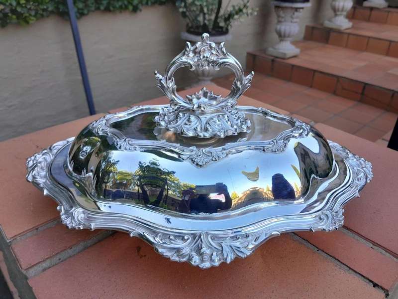 An Early 20th Century Georgian Style Angora Sheffield  Silver Plate Entrée Dish With Cover ND