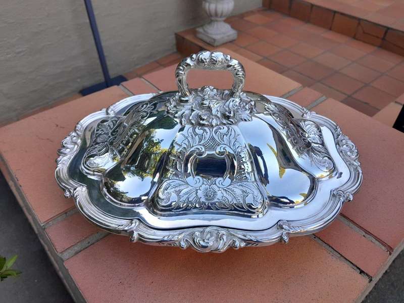 An Early 20th Century Entrée Dish With Cover. Maker Viners Silversmiths