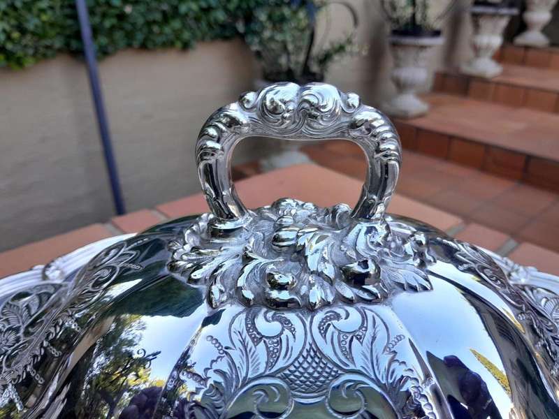 An Early 20th Century Entrée Dish With Cover. Maker Viners Silversmiths