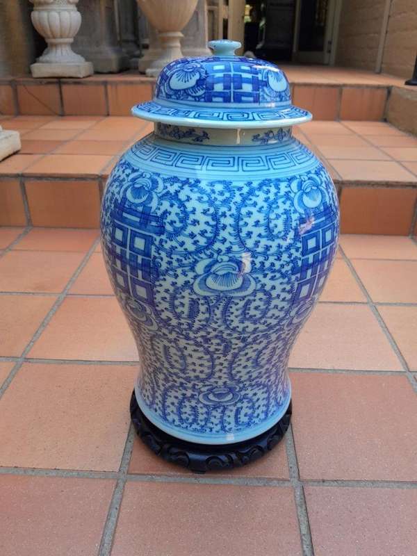 An Antique 19th Century Chinese Blue / White Jar with Cover Qing Dynasty on Wooden Stand