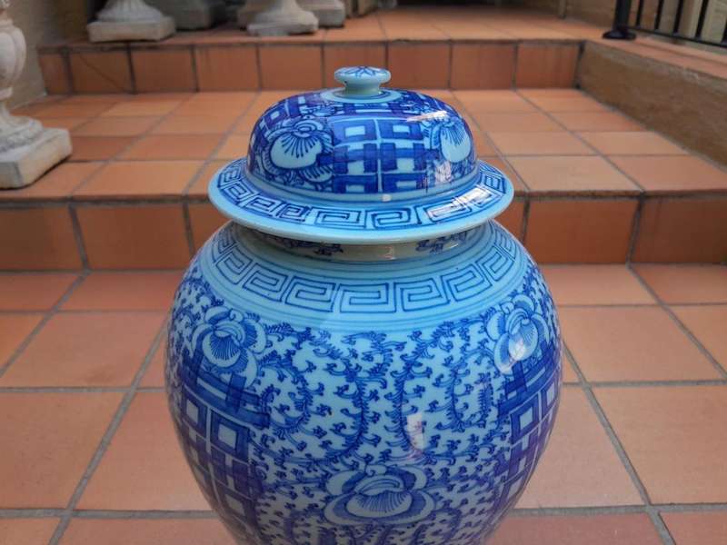 An Antique 19th Century Chinese Blue / White Jar with Cover Qing Dynasty on Wooden Stand