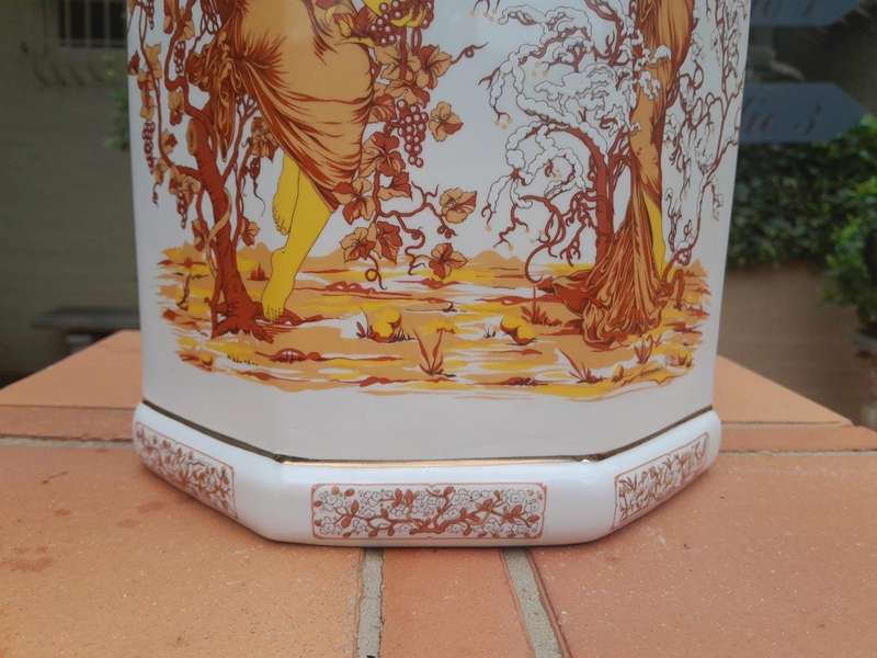 An Italian Large and Decorative Ginger Jar in Ceramic by Carraresi
