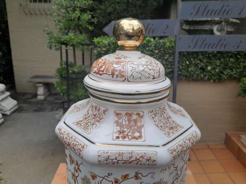 An Italian Large and Decorative Ginger Jar in Ceramic by Carraresi