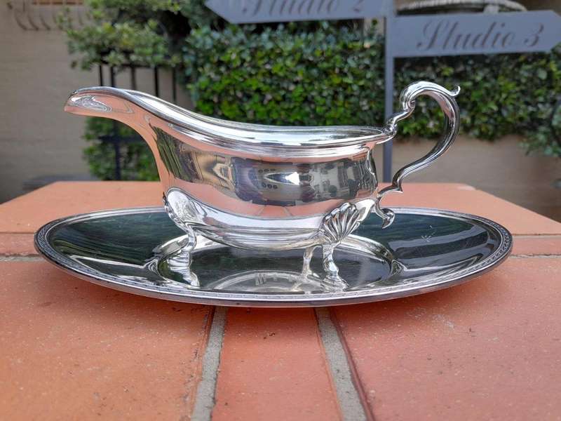 A 20th Century Sheffield Silver Plate Gravy / Sauce Boat With Matching Underplate By Mappin & Webb