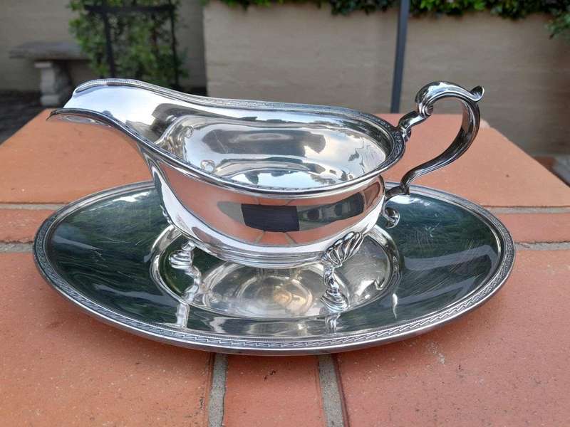 A 20th Century Sheffield Silver Plate Gravy / Sauce Boat With Matching Underplate By Mappin & Webb
