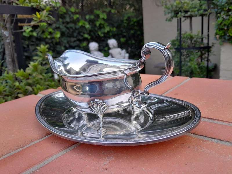 A 20th Century Sheffield Silver Plate Gravy / Sauce Boat With Matching Underplate By Mappin & Webb
