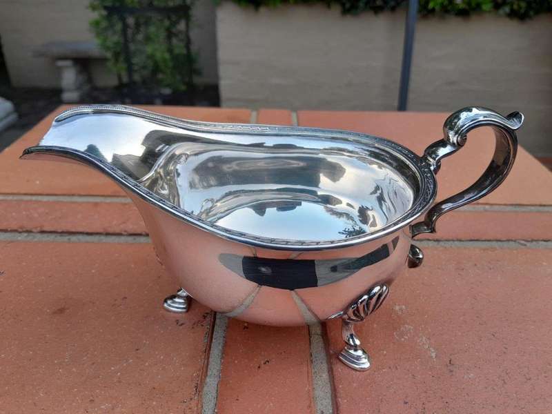 A 20th Century Sheffield Silver Plate Gravy / Sauce Boat With Matching Underplate By Mappin & Webb