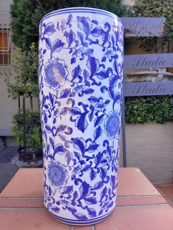 A 20th Century Blue And White Floral Ceramic Holder