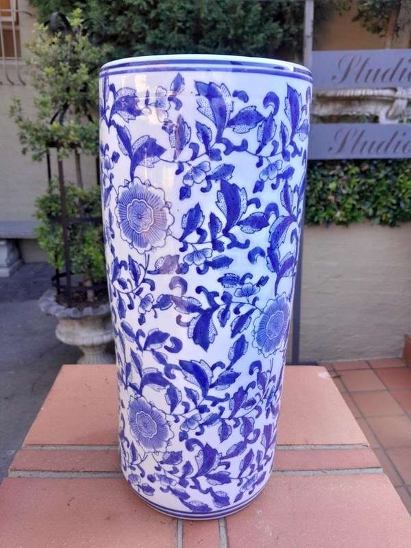 A 20th Century Blue And White Floral Ceramic Holder