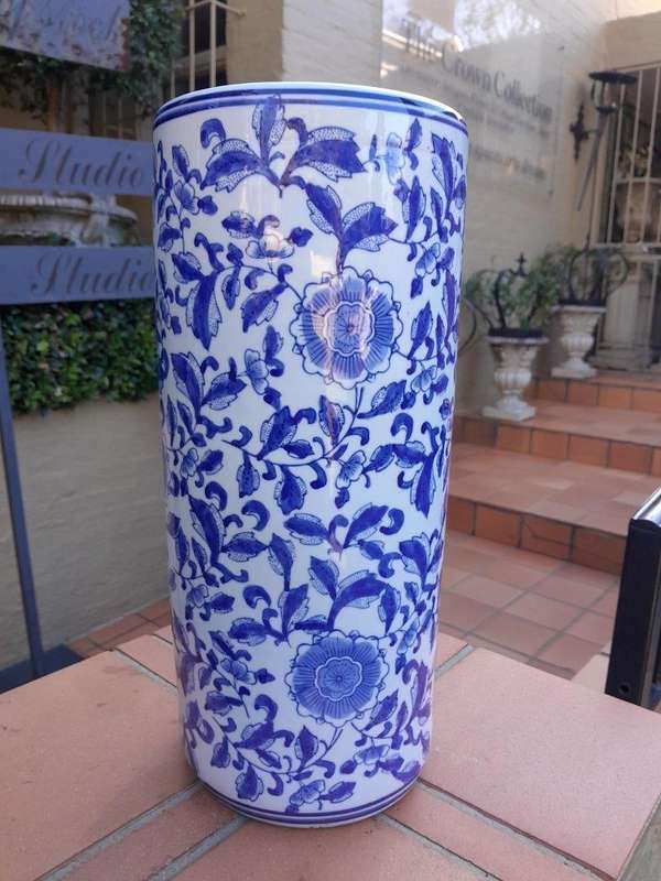 A 20th Century Blue And White Floral Ceramic Holder