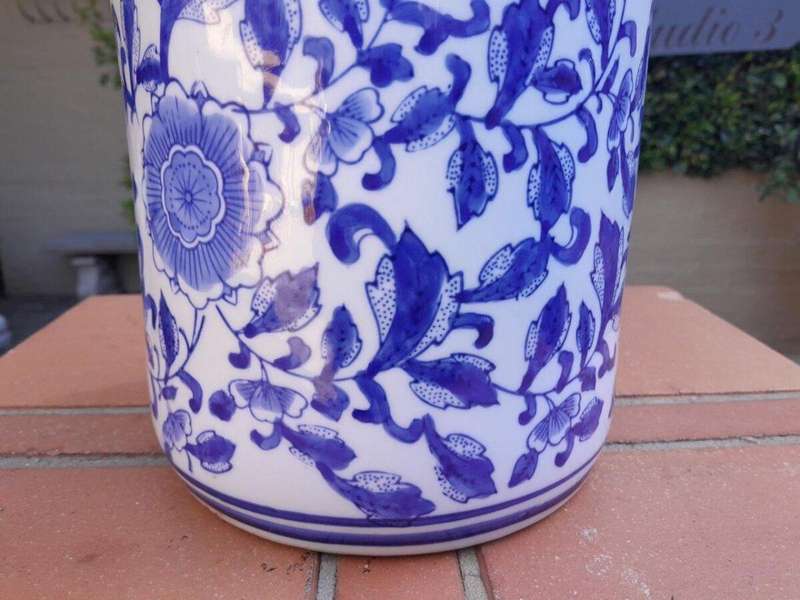 A 20th Century Blue And White Floral Ceramic Holder