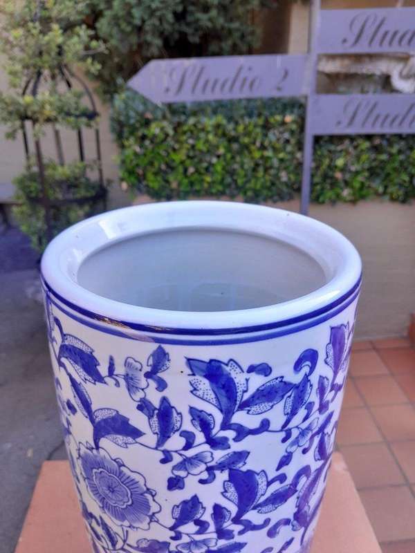 A 20th Century Blue And White Floral Ceramic Holder