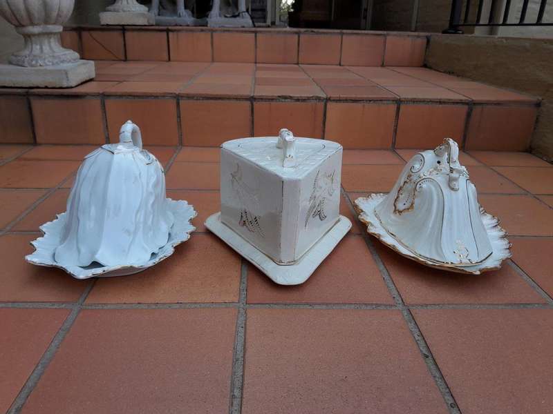 A Set Of Three Cream / Gilt Cheese Dishes
