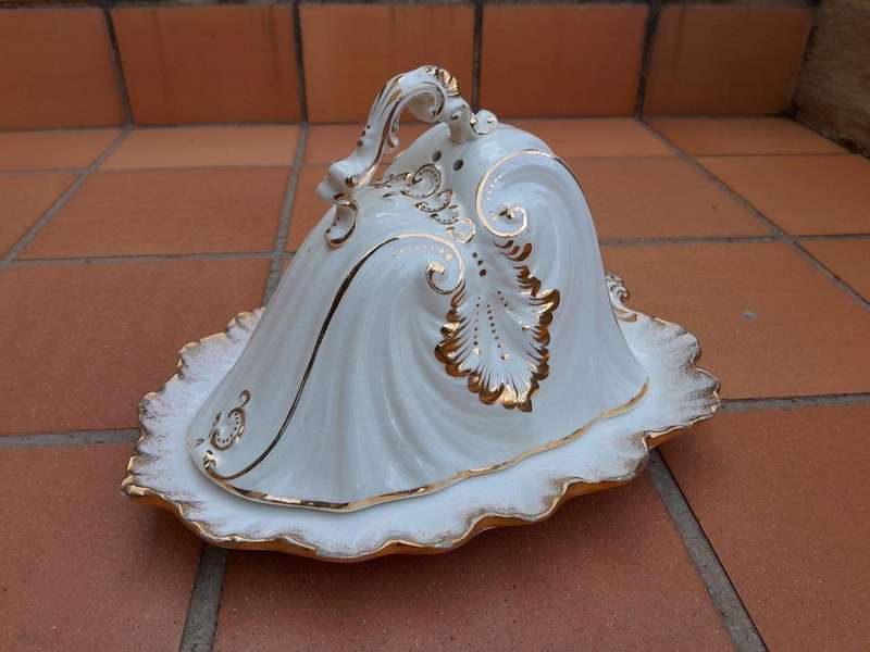 A Set Of Three Cream / Gilt Cheese Dishes