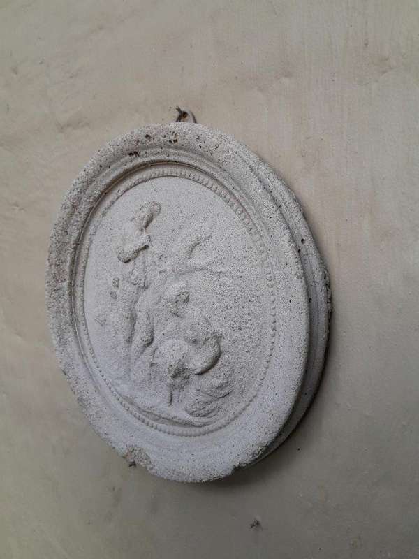 A Concrete Relief Round Plaque Sculpture Of Classical French Figurines