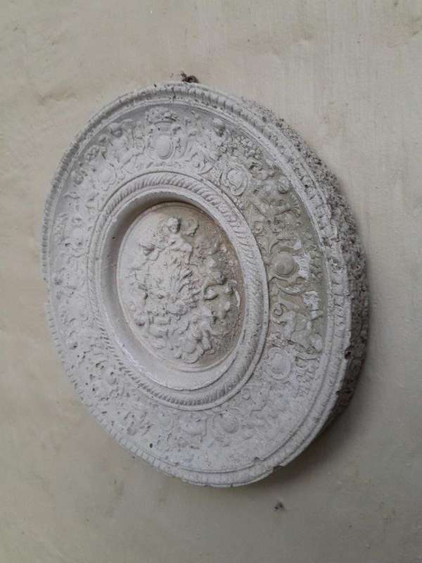 A Concrete Relief Round Plaque Sculpture Of Classical French Figurines