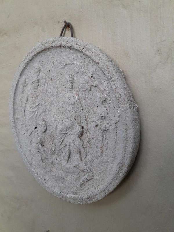 A Concrete Relief Round Plaque Sculpture Of Greek Classical Figures