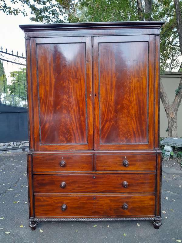 Mahogany Linen Press