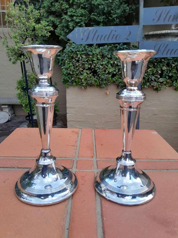 An Antique Sterling Silver English George V Pair of Candle sticks / Candle holders (913g Silver)