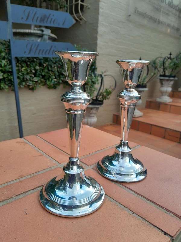 An Antique Sterling Silver English George V Pair of Candle sticks / Candle holders (913g Silver)