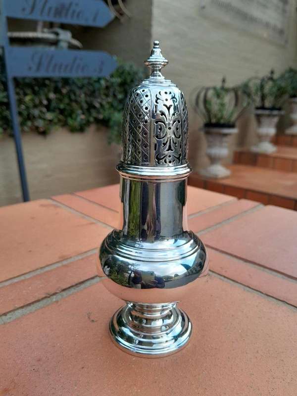 An Antique Circa Early 1900s English  Silver Edward VII Sugar Castor Shaker  (Silver 180g) ND
