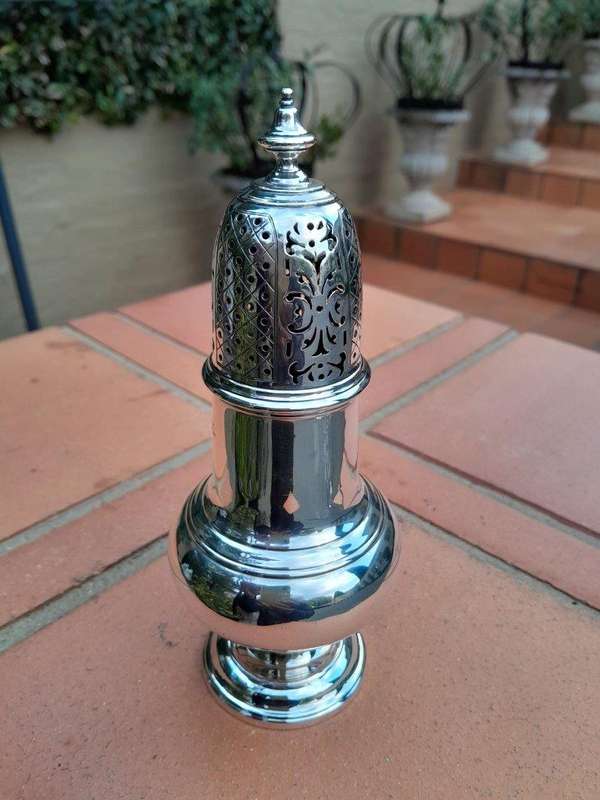 An Antique Circa Early 1900s English  Silver Edward VII Sugar Castor Shaker  (Silver 180g) ND